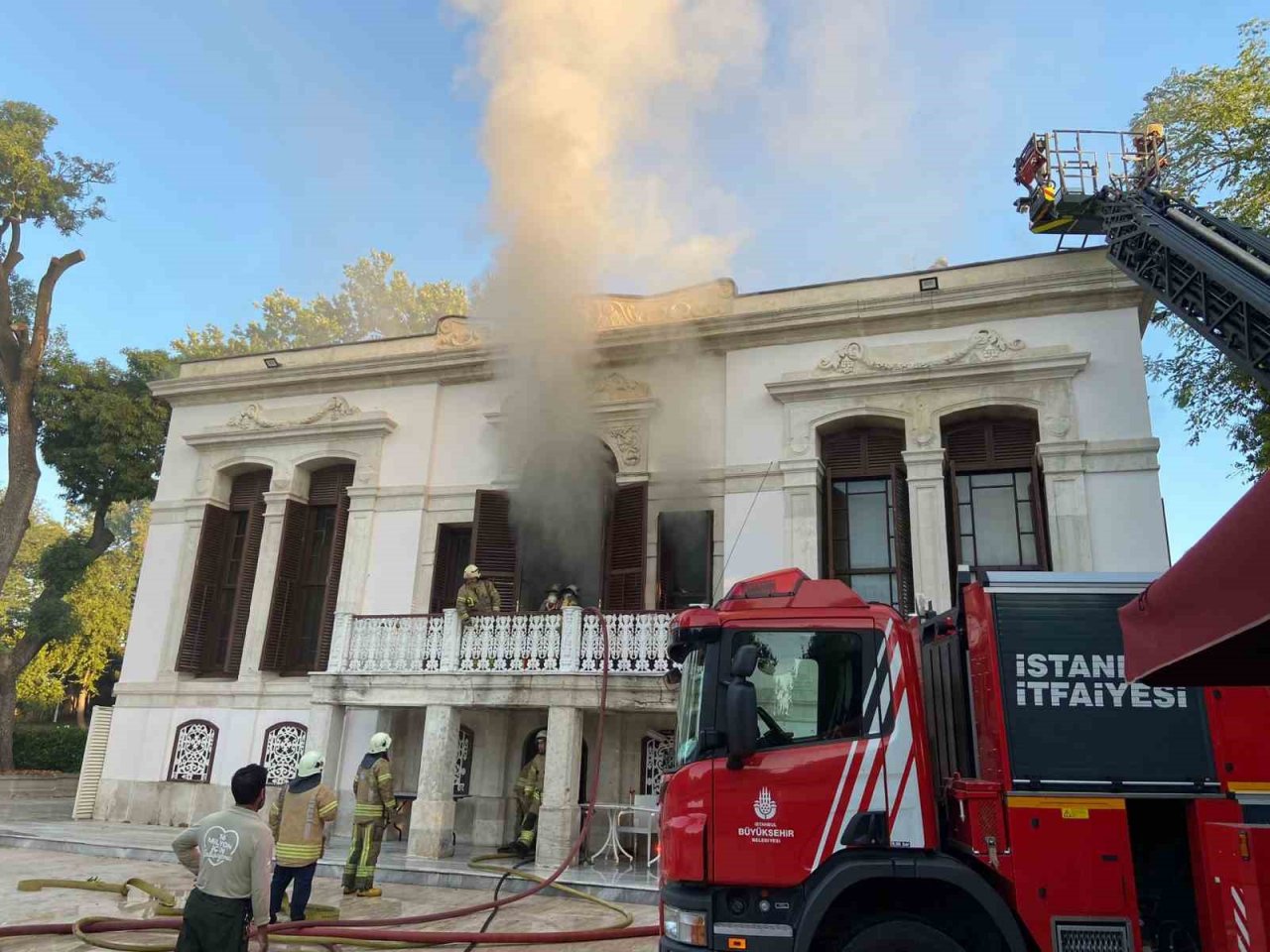 Beşiktaş Yıldız Parkı’nda restoran olarak kullanılan tarihi köşkte yangın