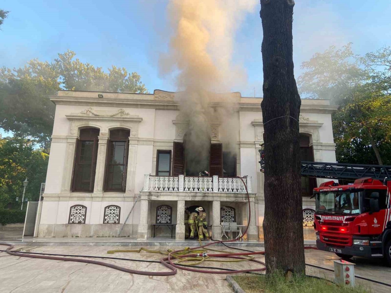 Beşiktaş Yıldız Parkı’nda restoran olarak kullanılan tarihi köşkte yangın
