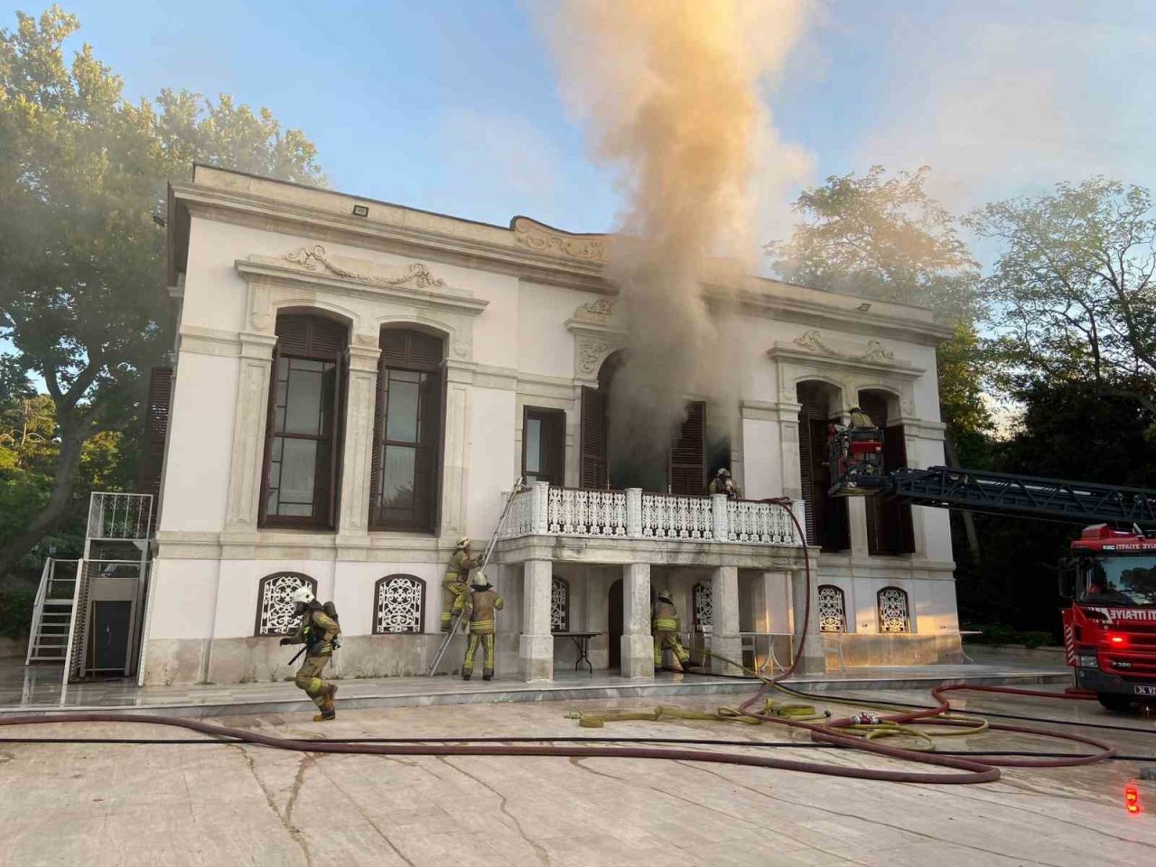 Beşiktaş Yıldız Parkı’nda restoran olarak kullanılan tarihi köşkte yangın