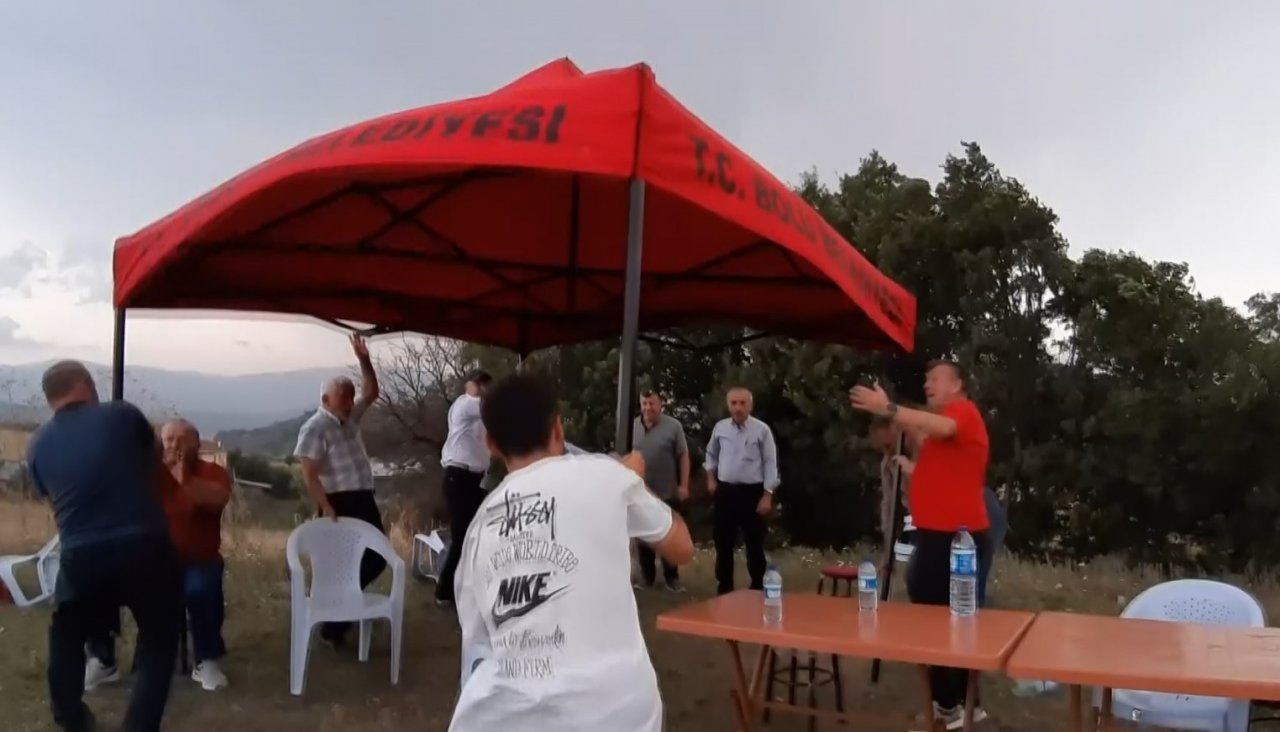 Fırtınalı havaya rağmen onlar güreşmekten vazgeçmedi