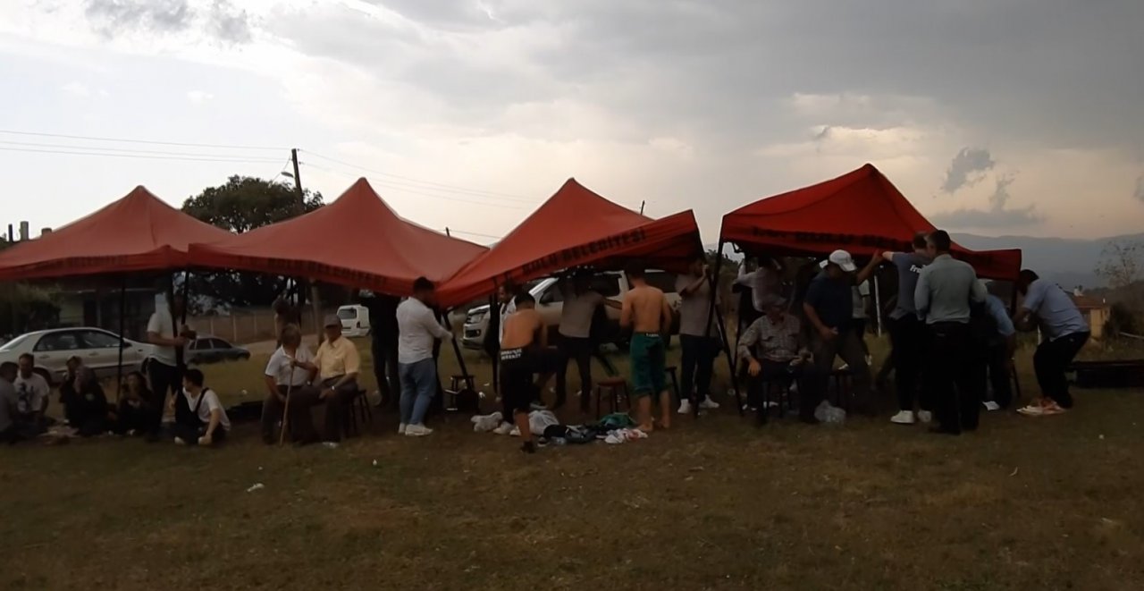 Fırtınalı havaya rağmen onlar güreşmekten vazgeçmedi