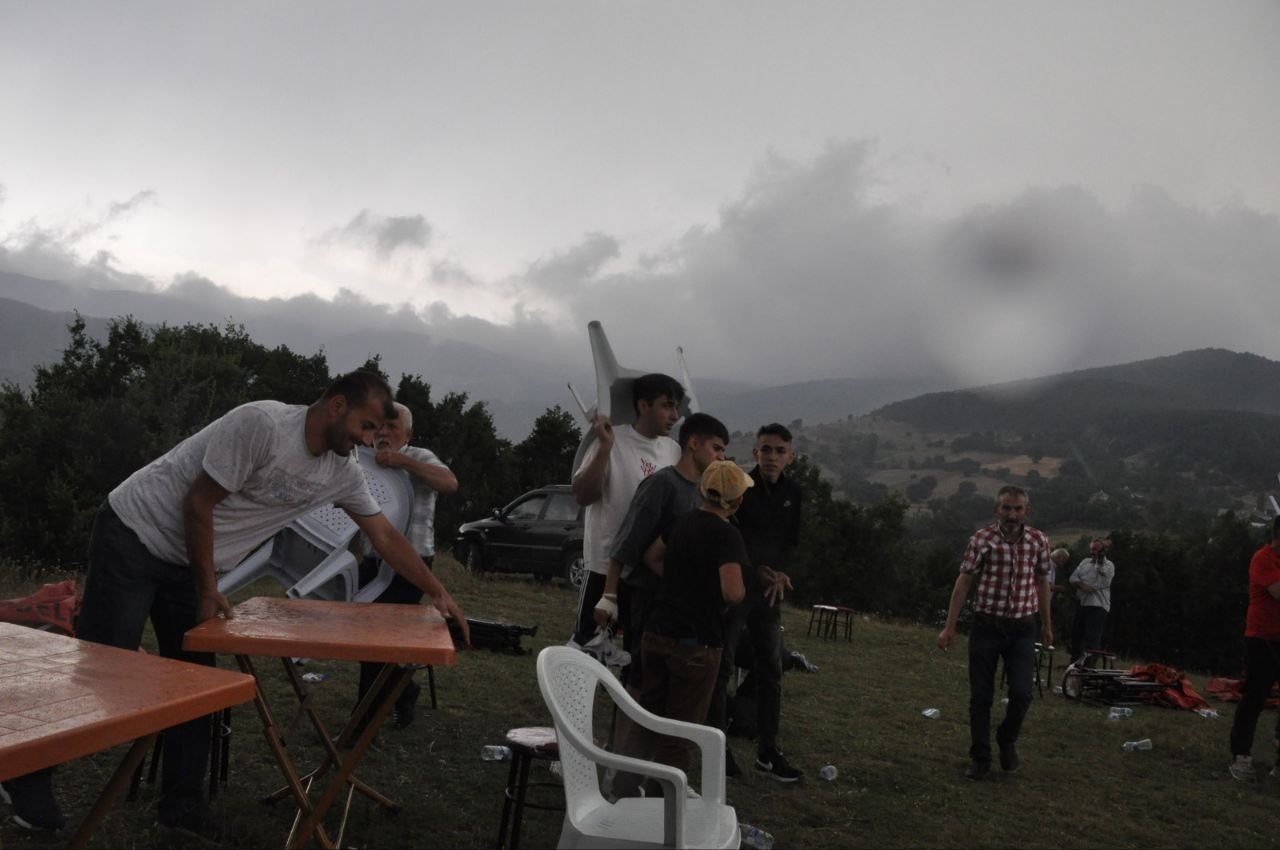 Fırtınalı havaya rağmen onlar güreşmekten vazgeçmedi