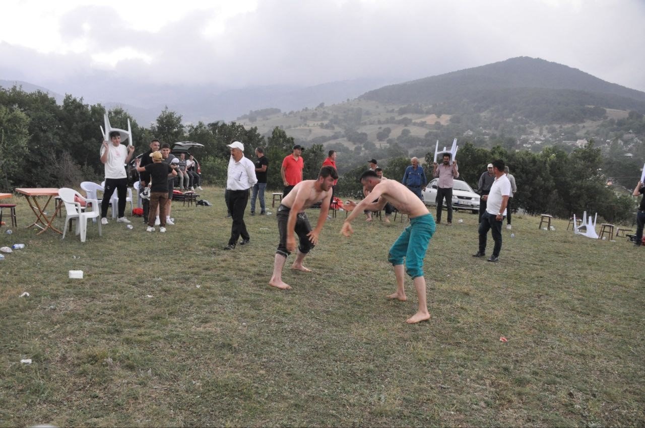 Fırtınalı havaya rağmen onlar güreşmekten vazgeçmedi