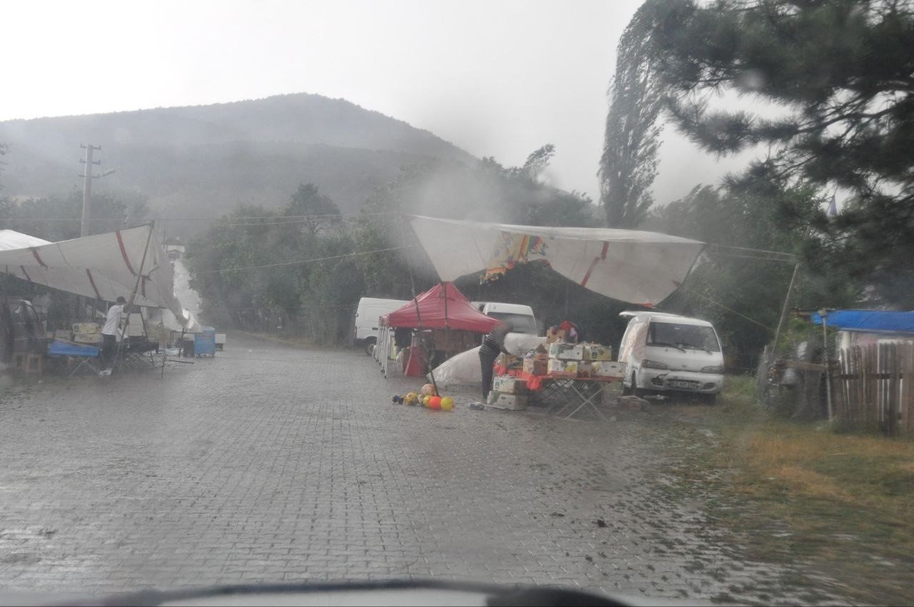 Fırtınalı havaya rağmen onlar güreşmekten vazgeçmedi