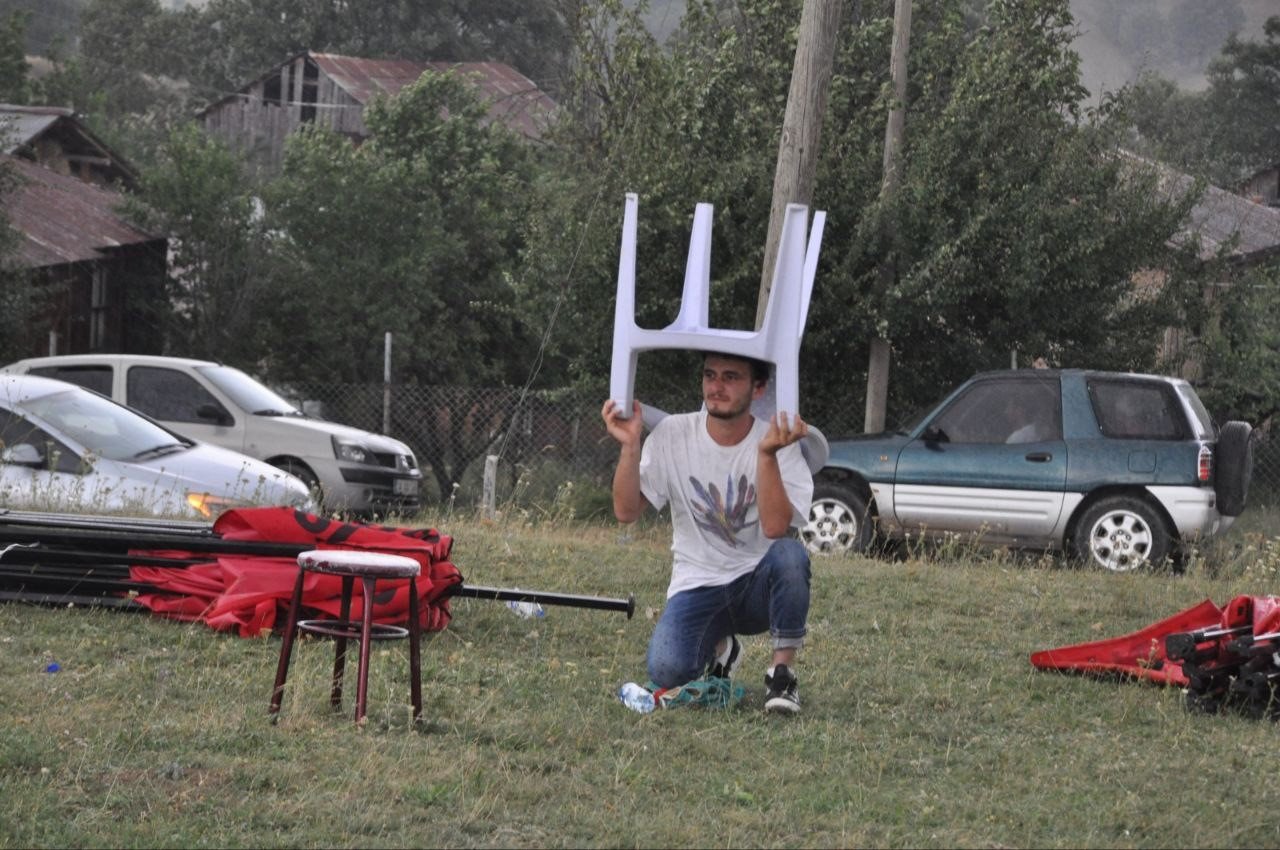 Fırtınalı havaya rağmen onlar güreşmekten vazgeçmedi