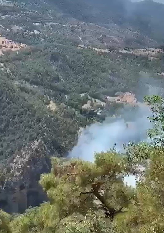 Bolu’da söndürülemeyen orman yangınına Ankara ve Balıkesir’den helikopter desteği