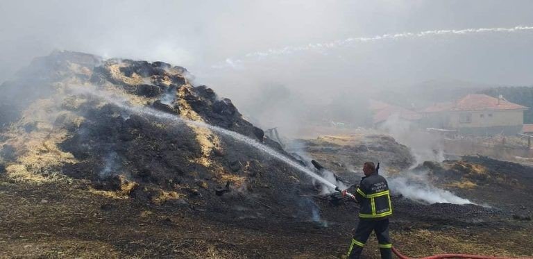 Burdur’da çıkan yangında çok sayıda saman balyası kül oldu