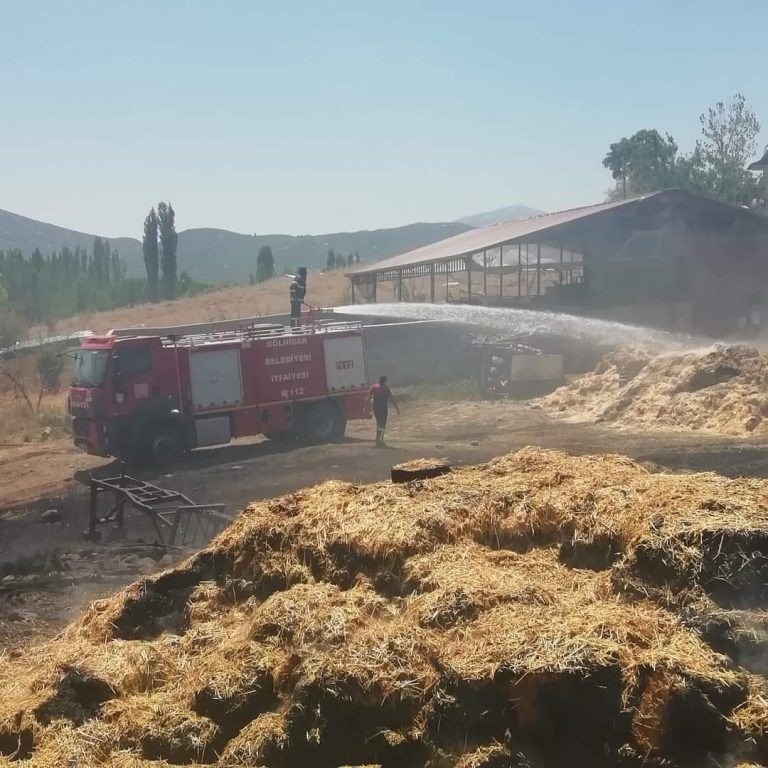 Burdur’da çıkan yangında çok sayıda saman balyası kül oldu