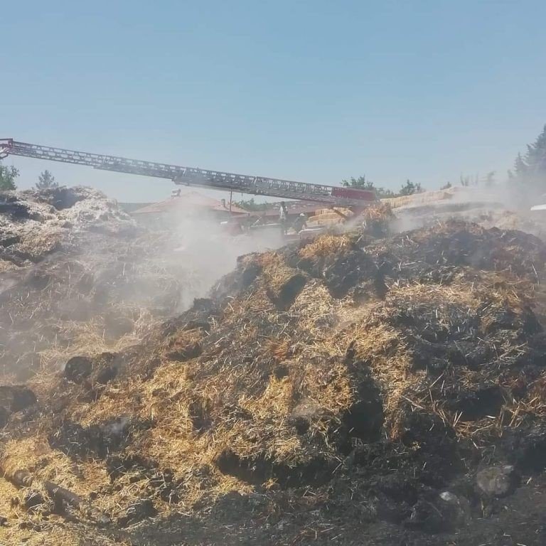 Burdur’da çıkan yangında çok sayıda saman balyası kül oldu
