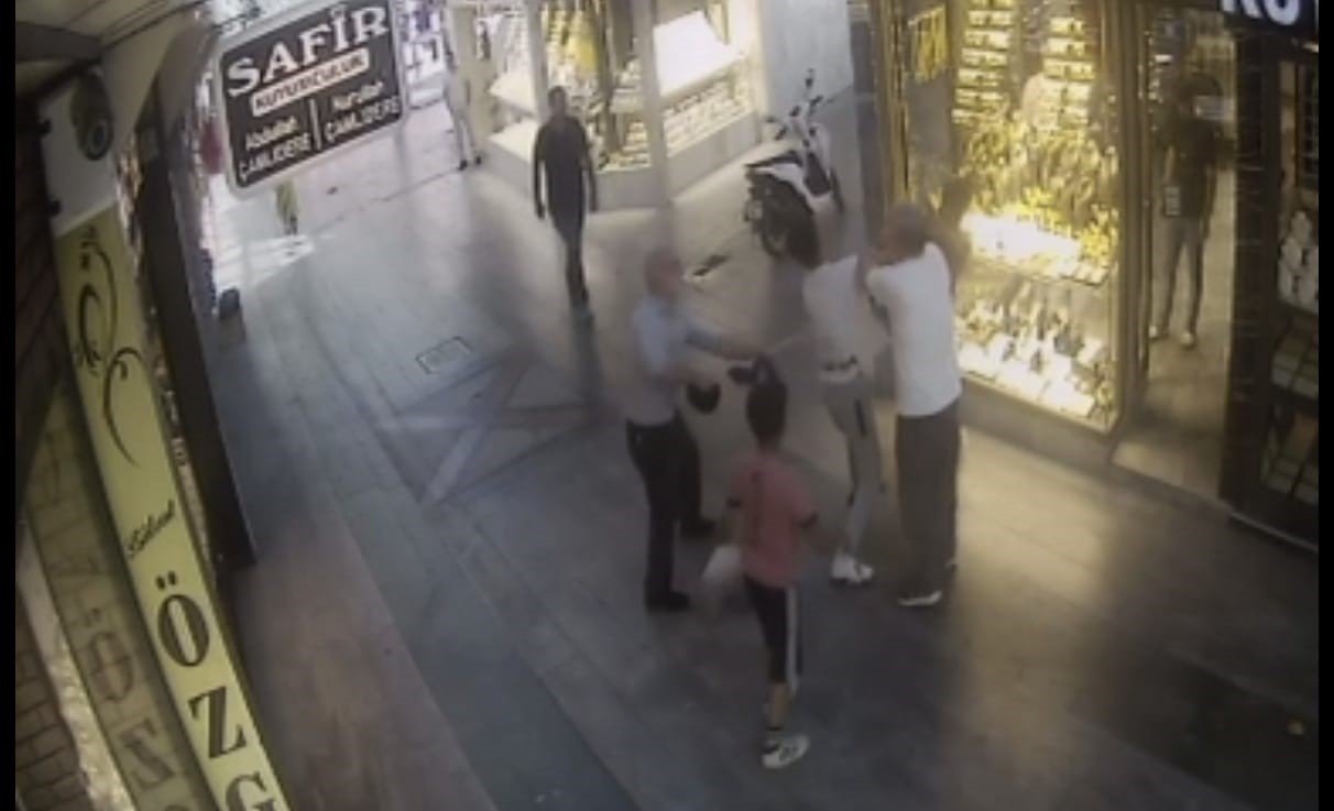 Kavga eden gençleri süpürgesiyle ayırdı