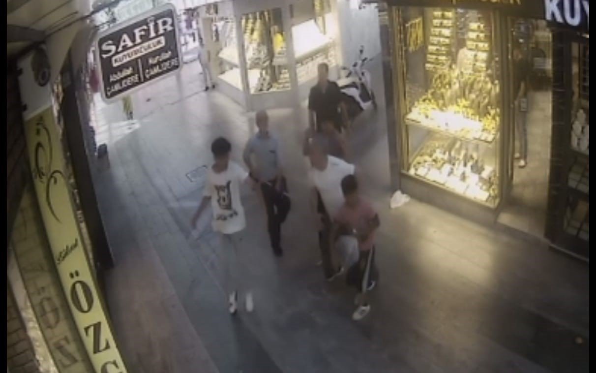 Kavga eden gençleri süpürgesiyle ayırdı