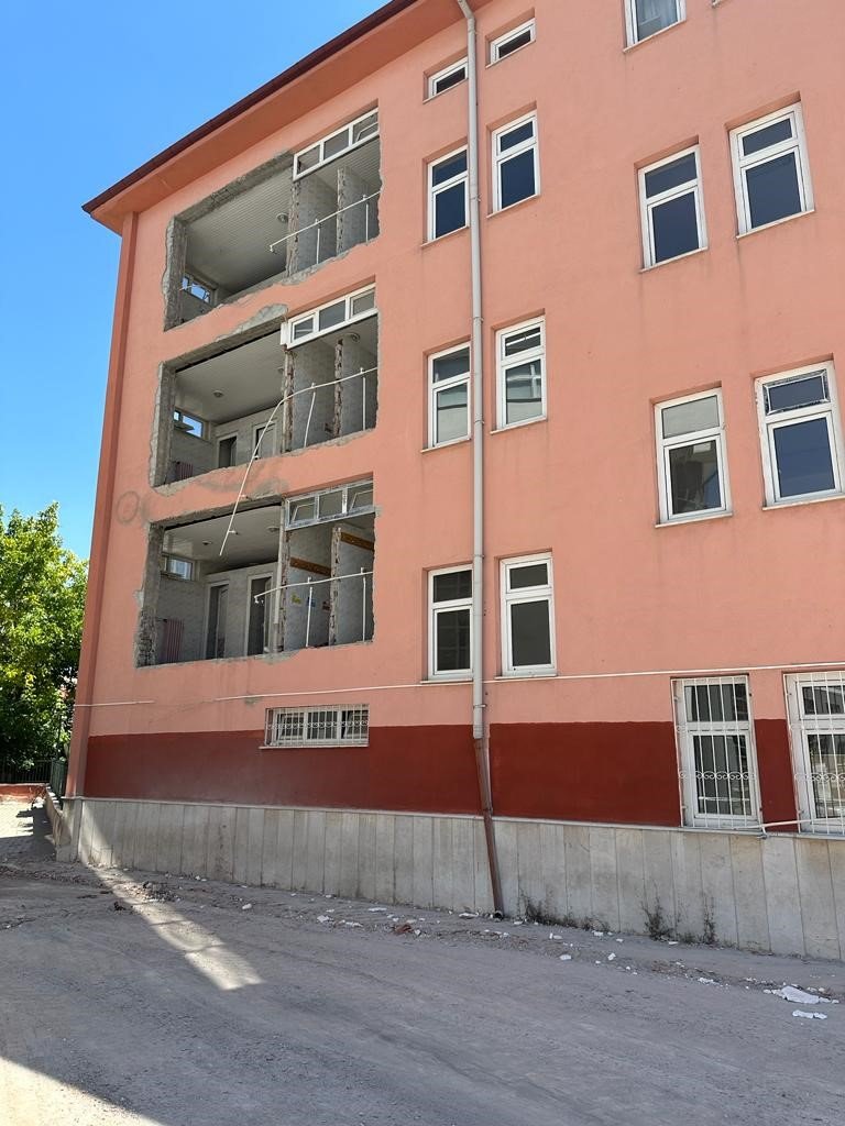 Eğitim binalarında güçlendirme çalışmaları devam ediyor