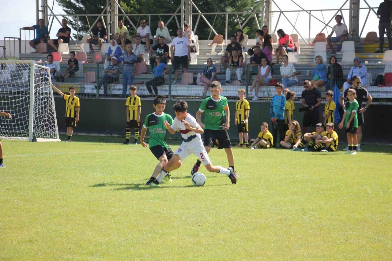 Denizli’nin minik yetenekleri yeşil sahada nefes kesti