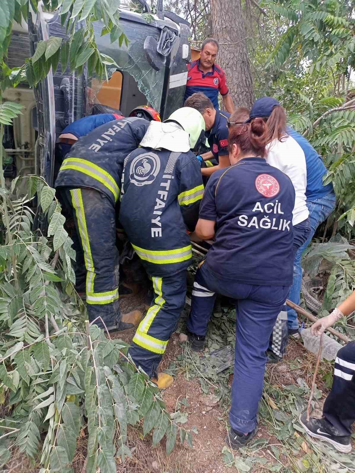 Şarampole devrilen kamyonun sürücüsü yaralandı