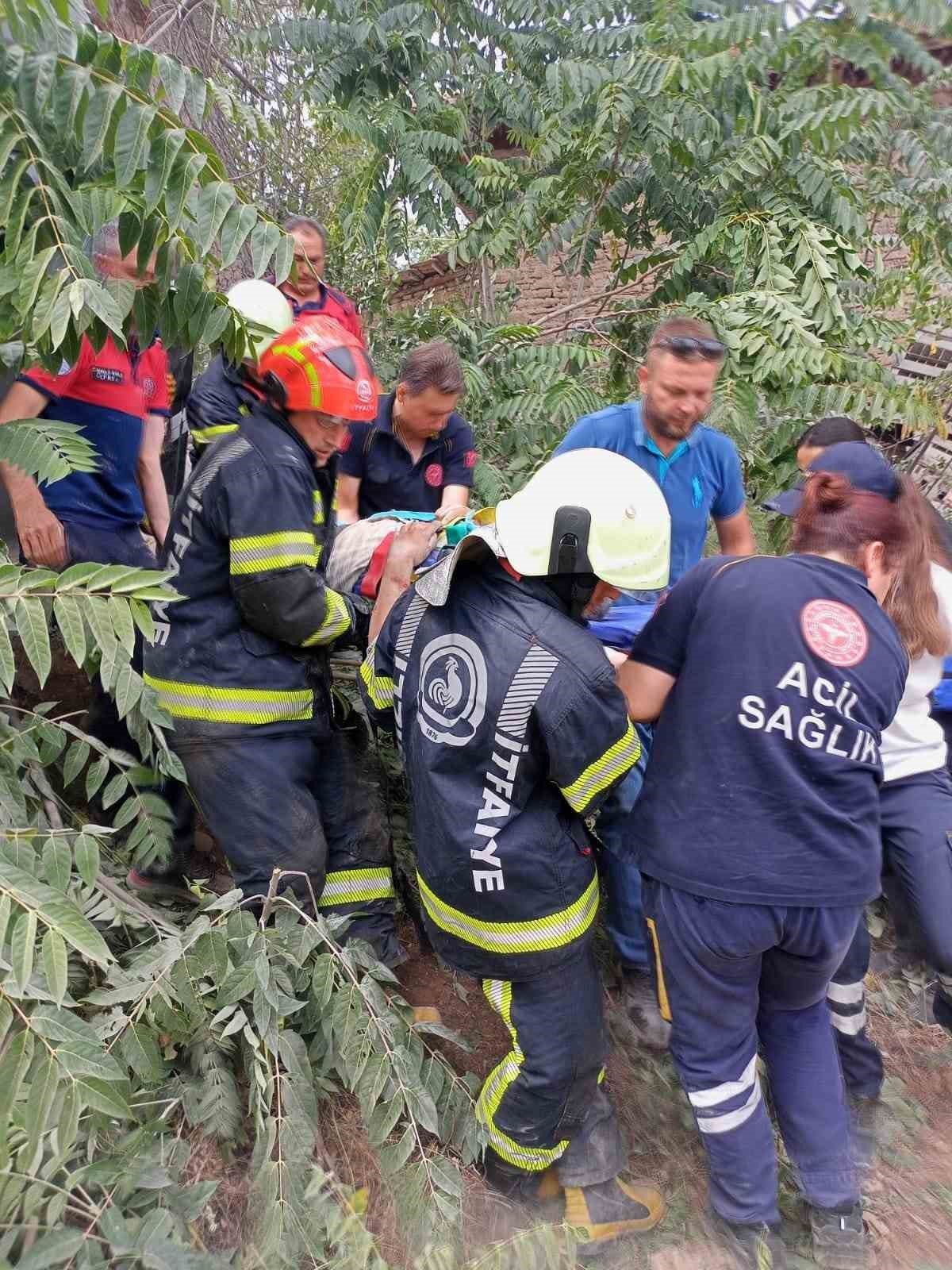 Şarampole devrilen kamyonun sürücüsü yaralandı