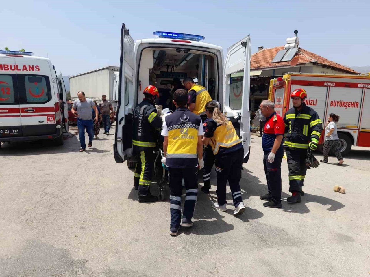 Tır ile otomobil kafa kafaya çarpıştı: 2 yaralı