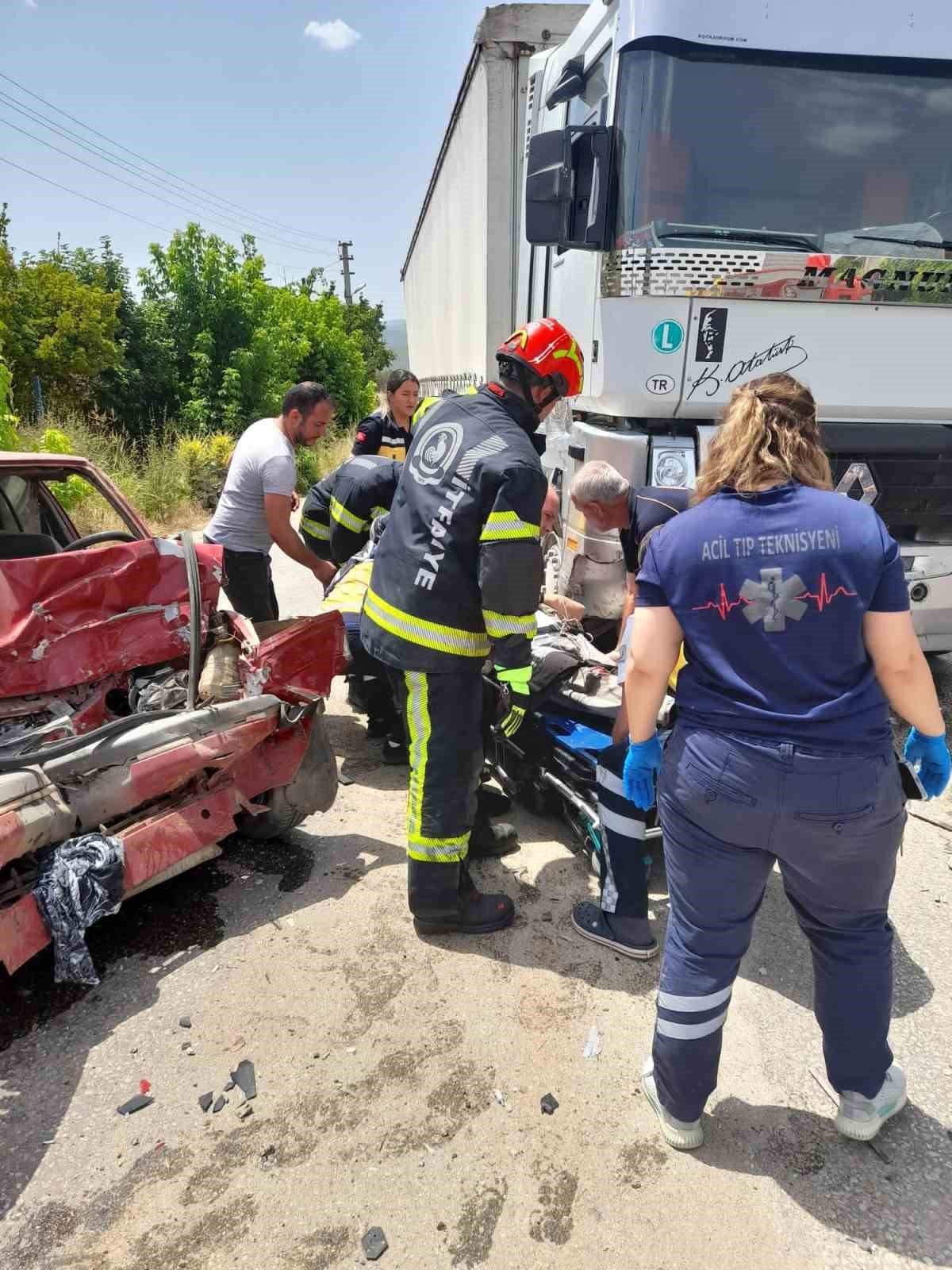 Tır ile otomobil kafa kafaya çarpıştı: 2 yaralı