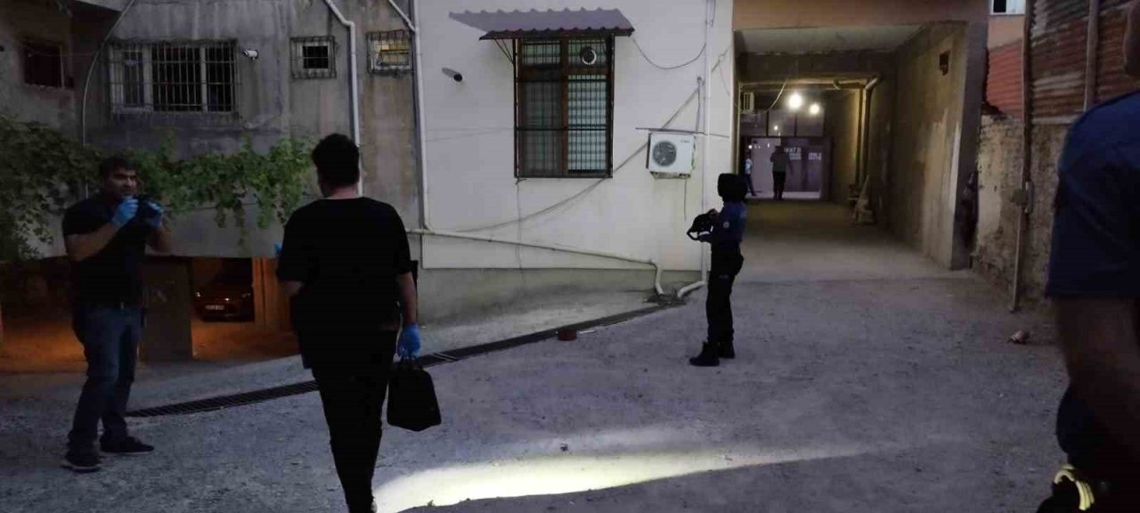 Eve giren hırsız, kaçarken çaldığı eşyaları düşürdü