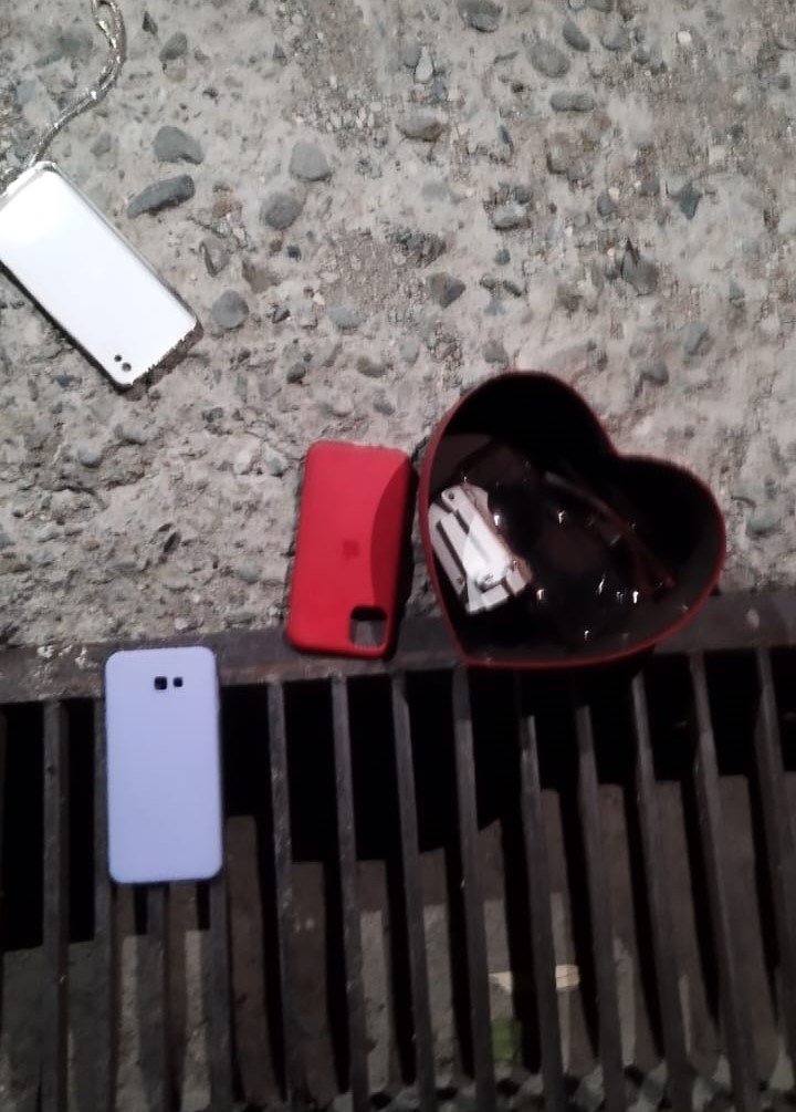 Eve giren hırsız, kaçarken çaldığı eşyaları düşürdü