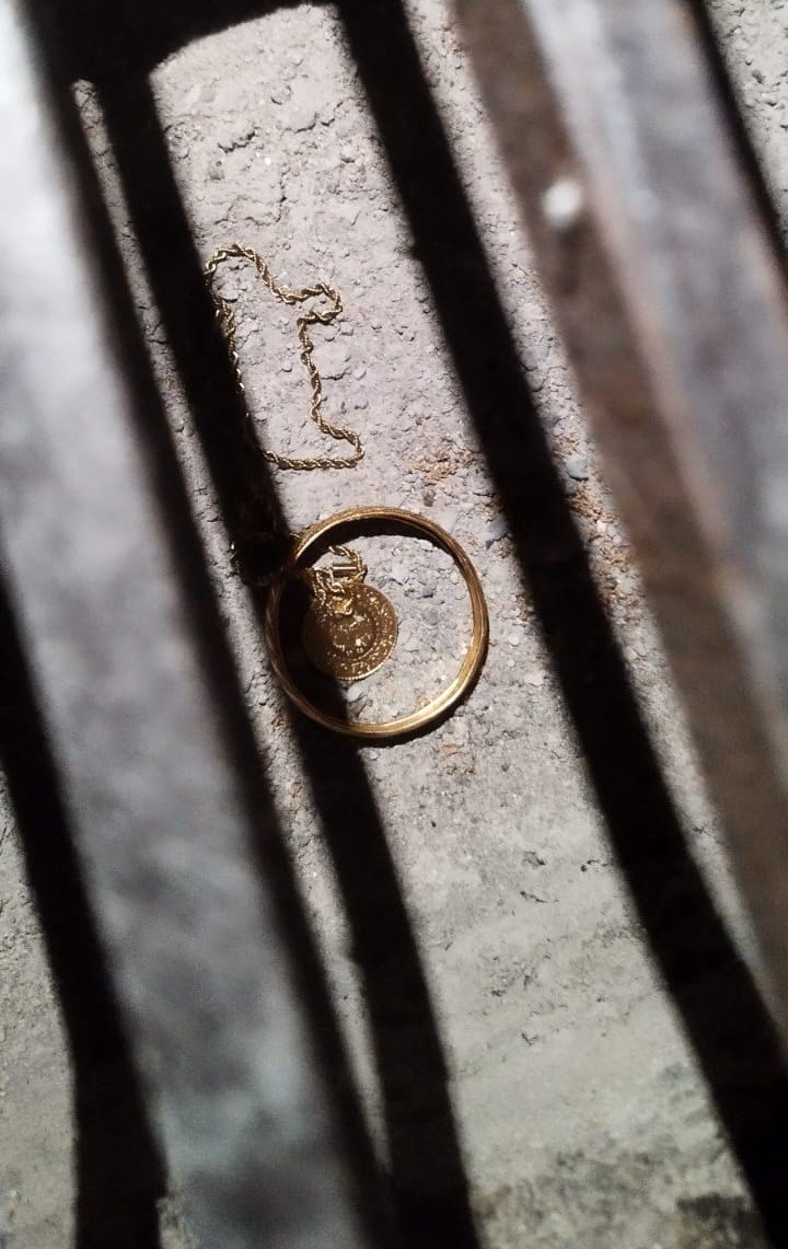 Eve giren hırsız, kaçarken çaldığı eşyaları düşürdü