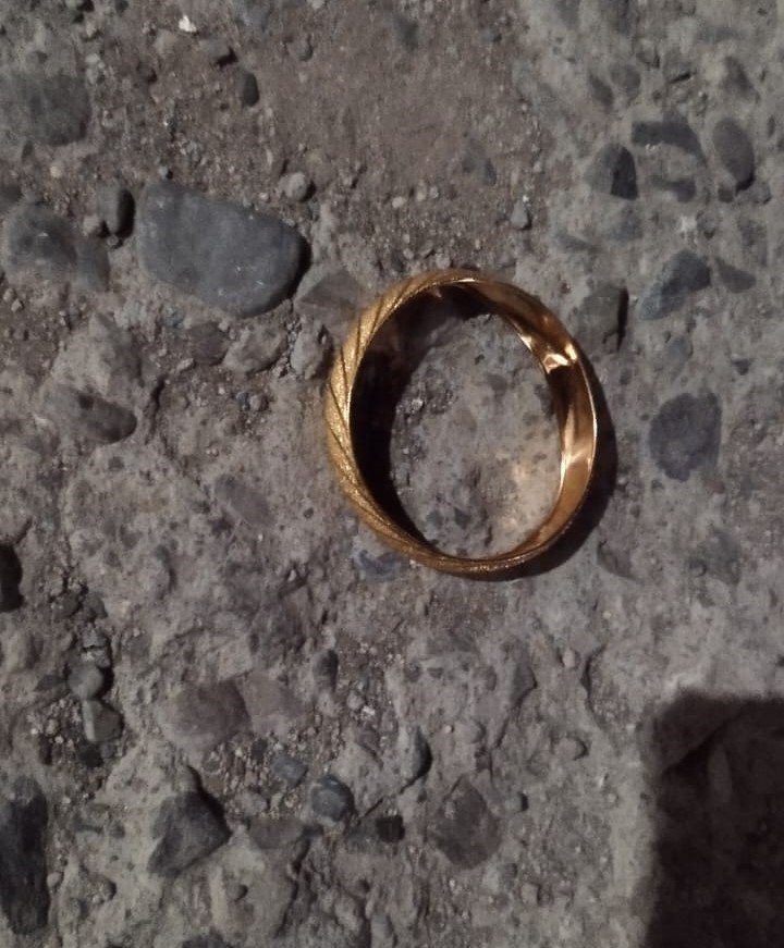 Eve giren hırsız, kaçarken çaldığı eşyaları düşürdü