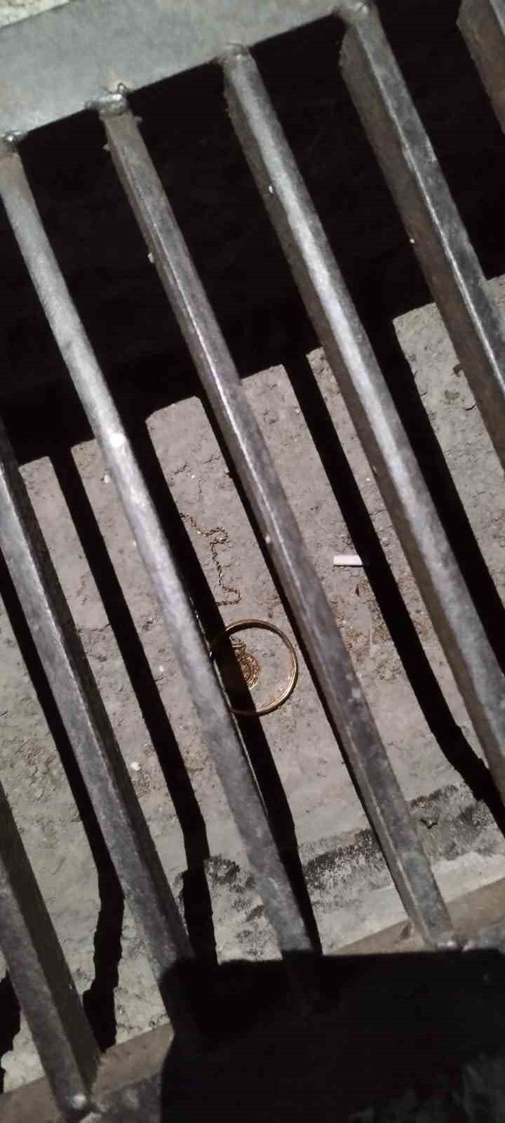 Eve giren hırsız, kaçarken çaldığı eşyaları düşürdü