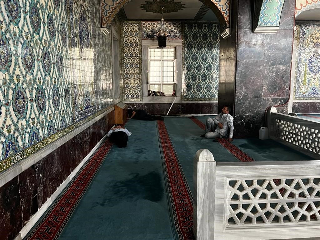 Elazığ’da sıcaktan bunalan vatandaşlar camilerde serinliyor