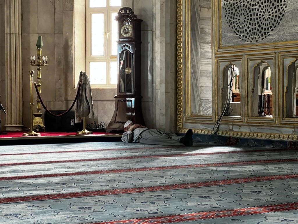 Elazığ’da sıcaktan bunalan vatandaşlar camilerde serinliyor