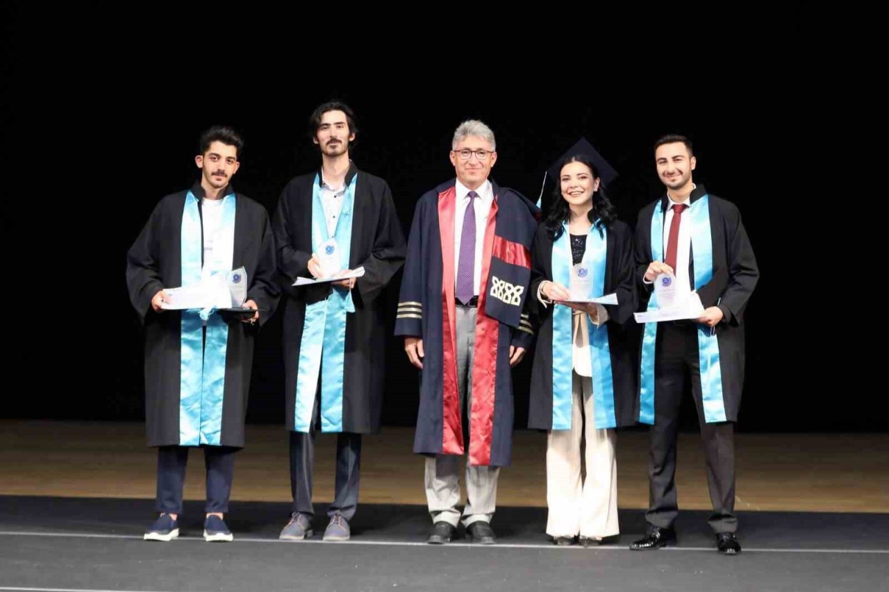 ERÜ Havacılık ve Uzay Bilimleri Fakültesi yeni mezunlarını verdi