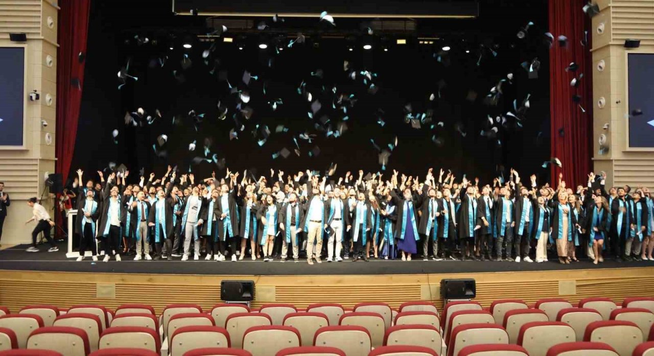 ERÜ Havacılık ve Uzay Bilimleri Fakültesi yeni mezunlarını verdi