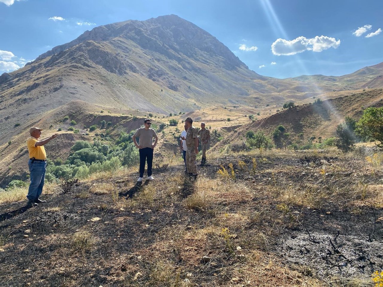 Kemaliye’de çıkan ot yangını büyümeden söndürüldü