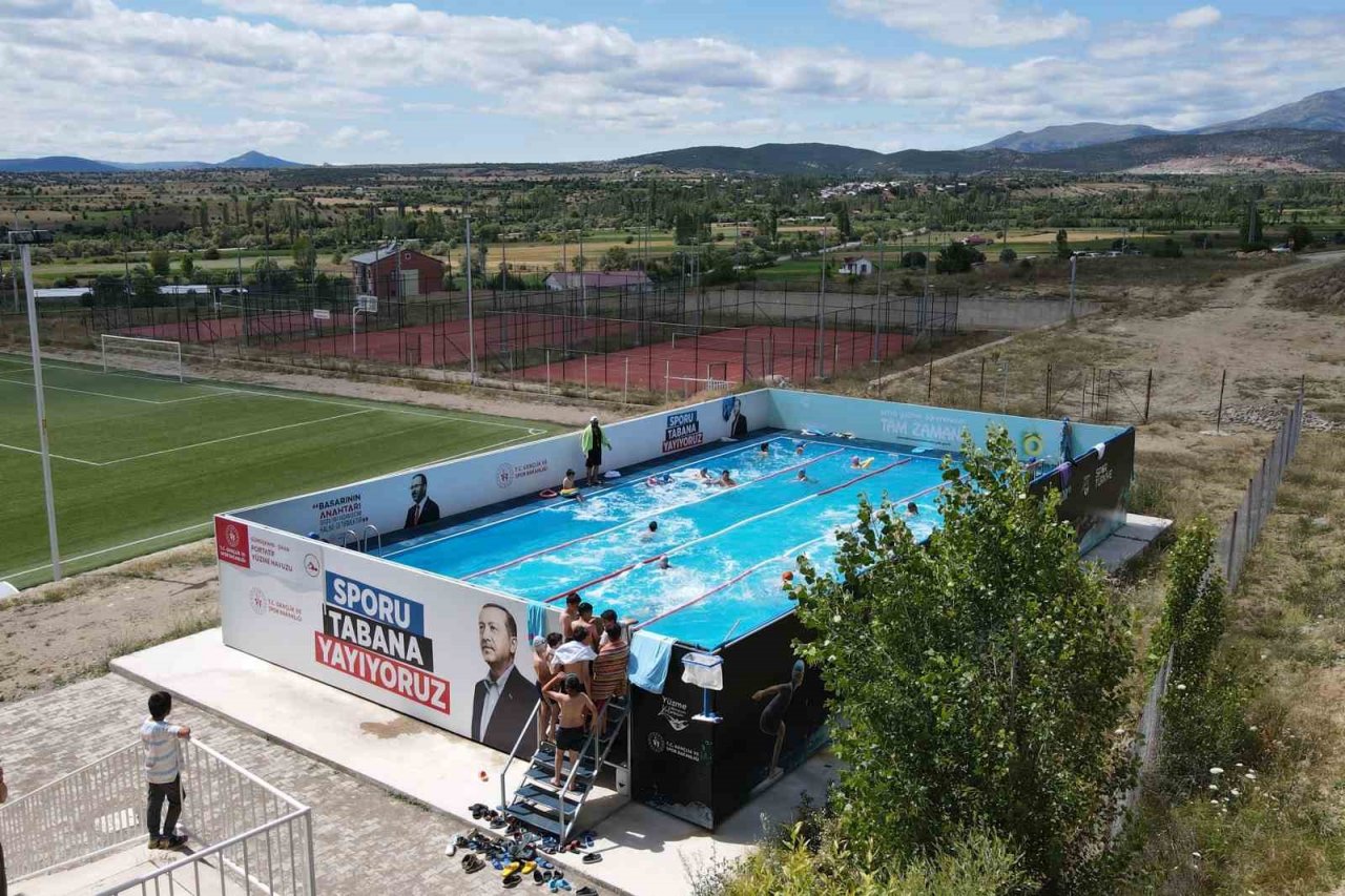 Gümüşhane’nin ilçelerindeki portatif havuzlarda yüzmeyi öğreniyorlar