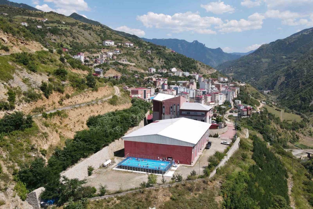 Gümüşhane’nin ilçelerindeki portatif havuzlarda yüzmeyi öğreniyorlar