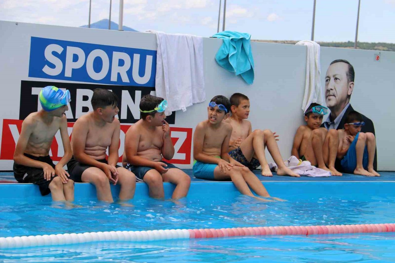 Gümüşhane’nin ilçelerindeki portatif havuzlarda yüzmeyi öğreniyorlar