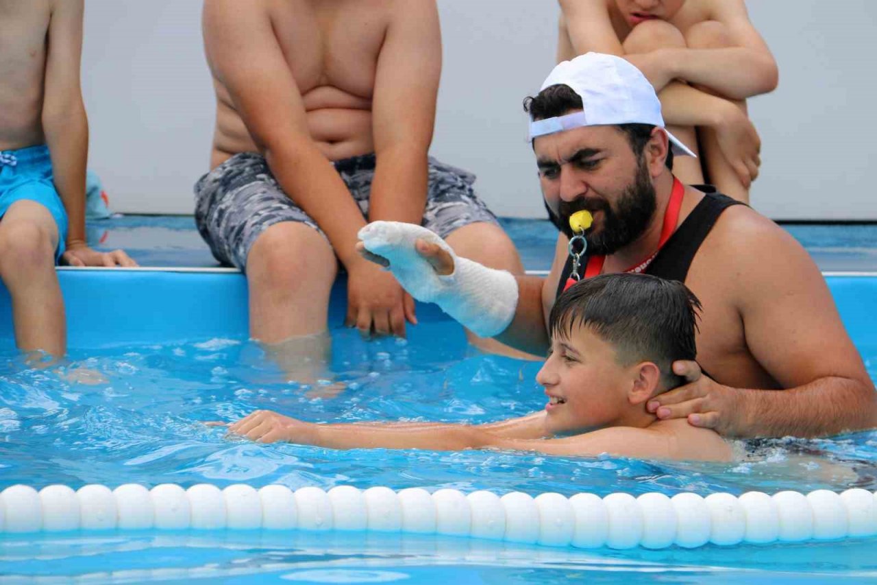 Gümüşhane’nin ilçelerindeki portatif havuzlarda yüzmeyi öğreniyorlar