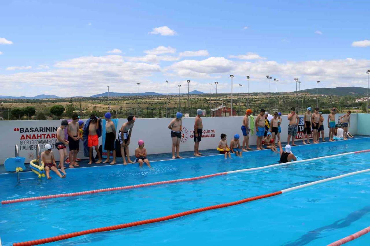 Gümüşhane’nin ilçelerindeki portatif havuzlarda yüzmeyi öğreniyorlar