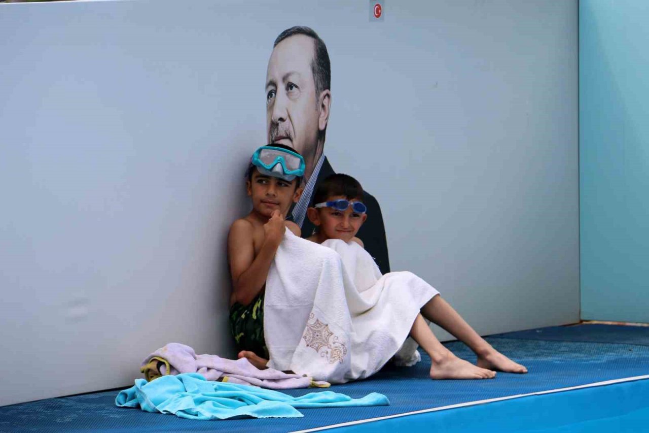 Gümüşhane’nin ilçelerindeki portatif havuzlarda yüzmeyi öğreniyorlar