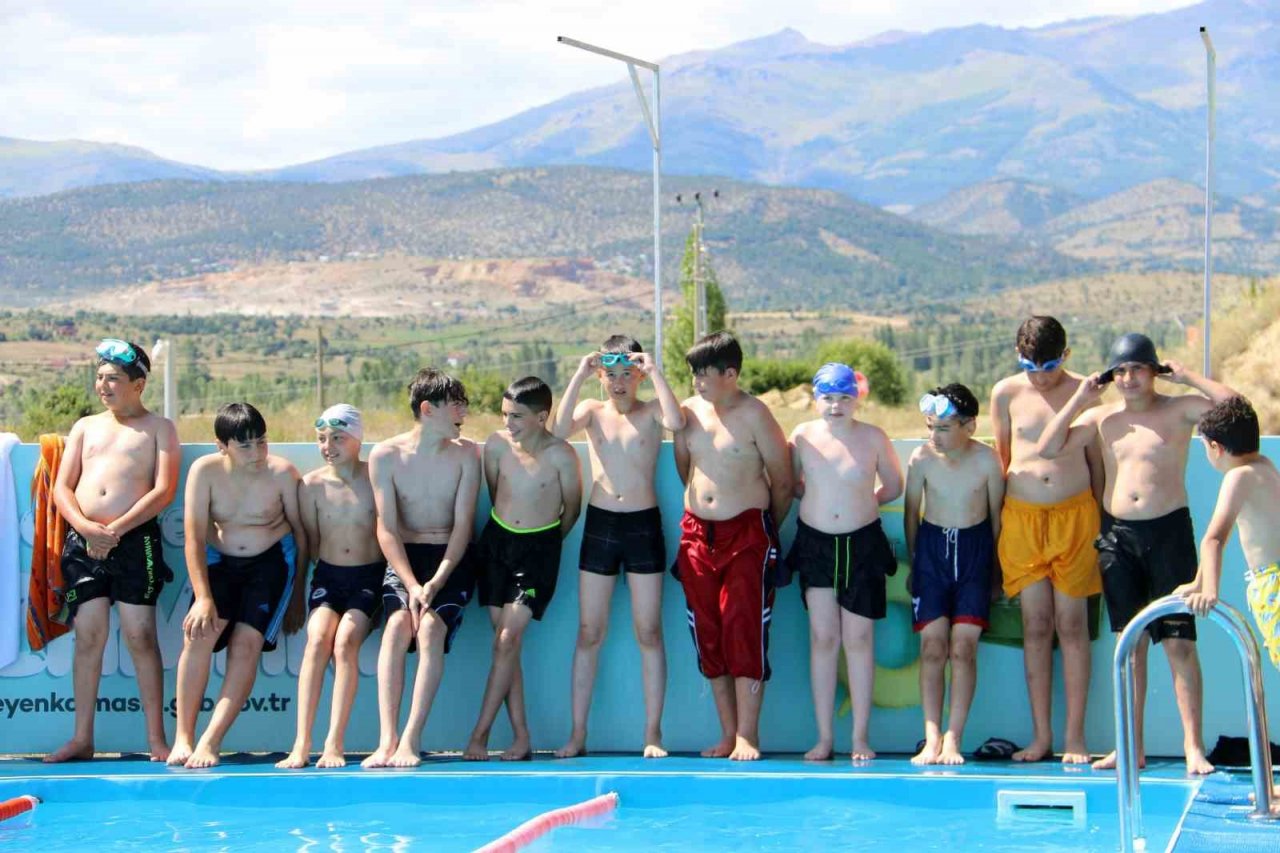 Gümüşhane’nin ilçelerindeki portatif havuzlarda yüzmeyi öğreniyorlar