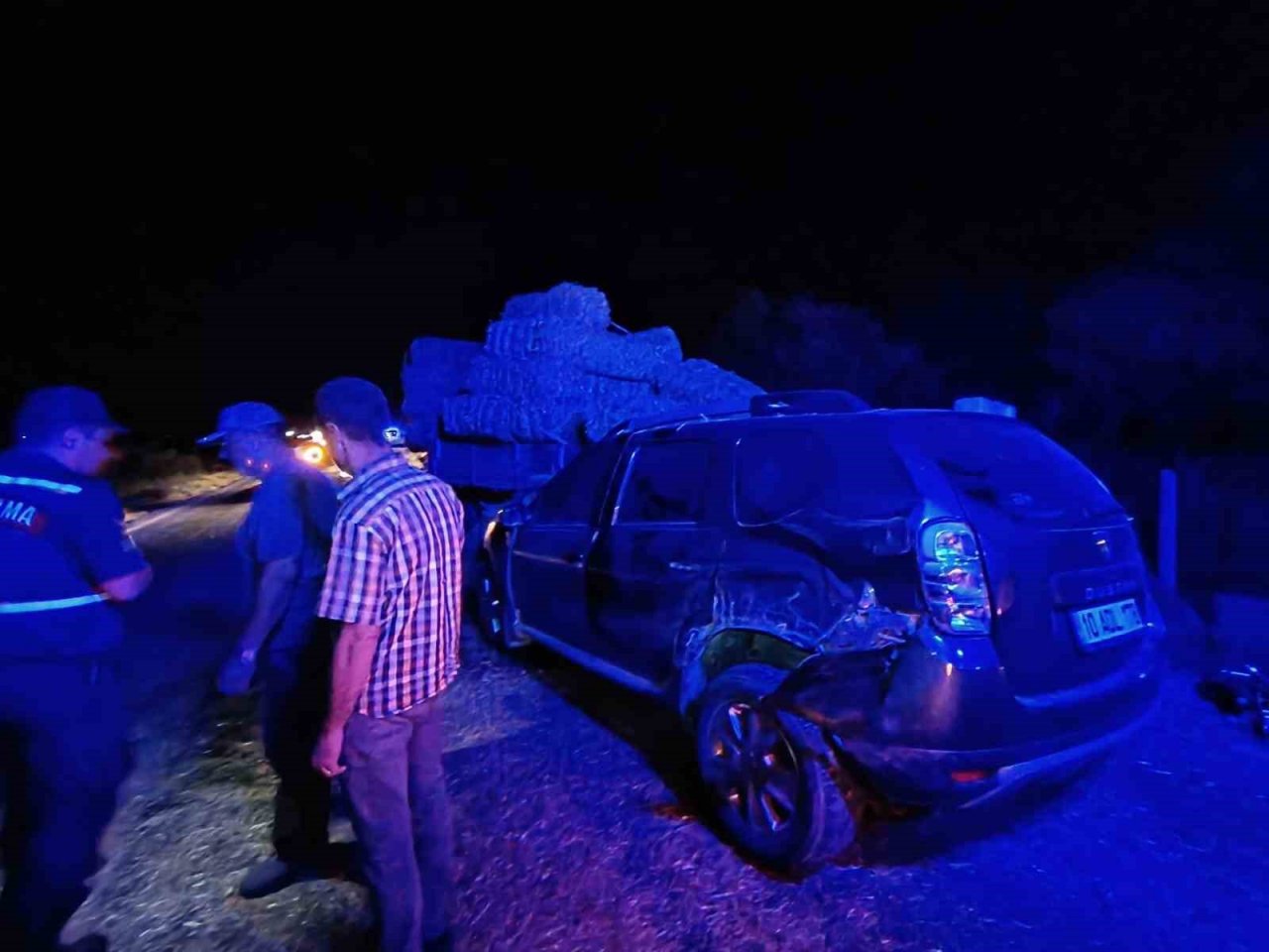 Gönen’de traktöre arkadan çarpan otomobilde bulunan 2 kişi yaralandı