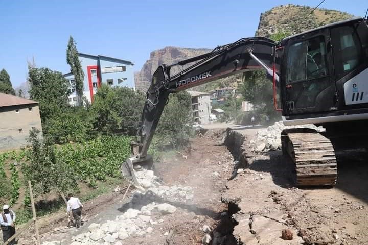 Yağışlardan dolayı yıkılan duvar yapılmaya başlandı