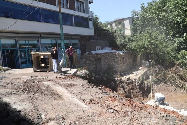 Yağışlardan dolayı yıkılan duvar yapılmaya başlandı