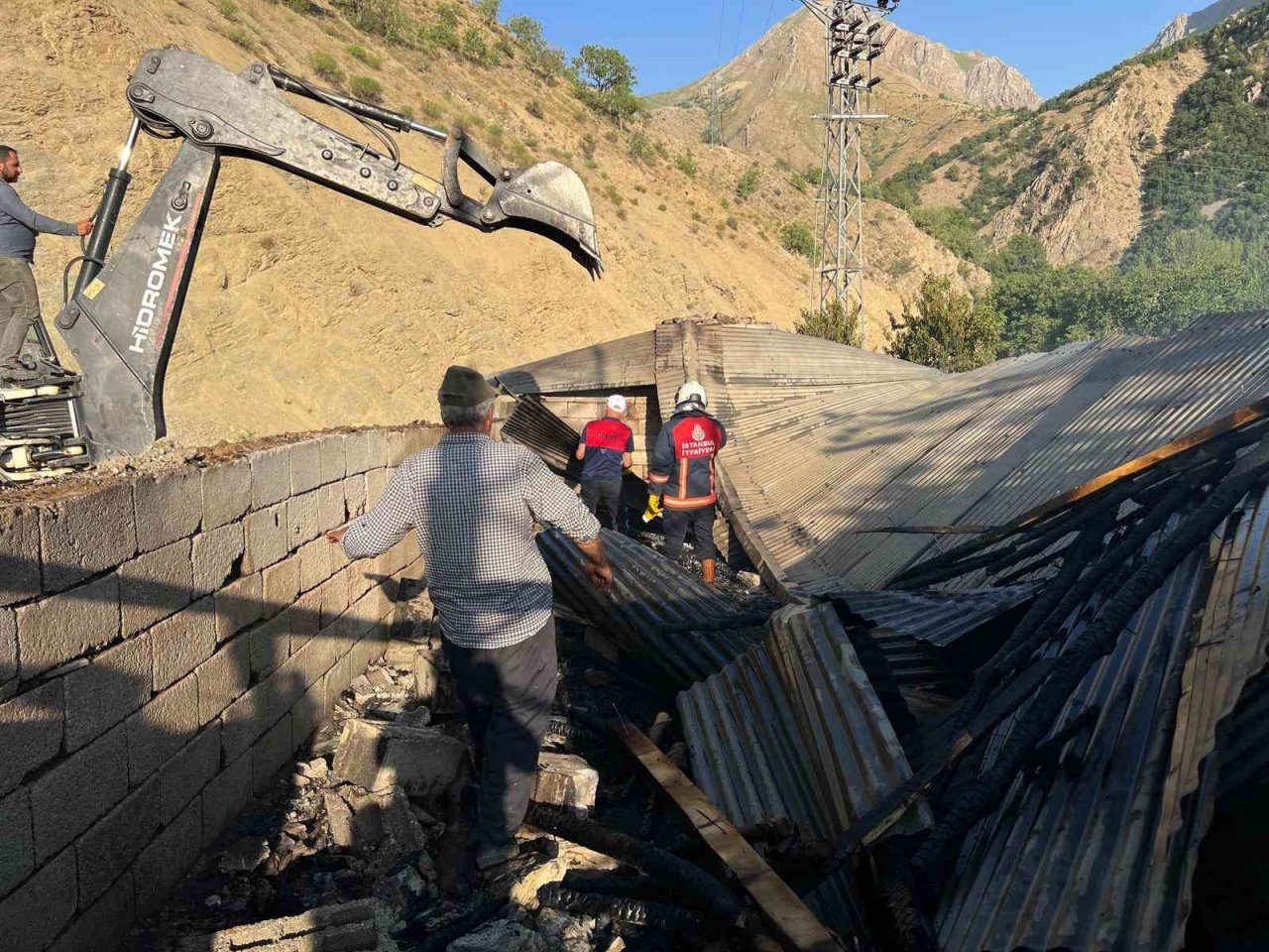 Yüksekova’da ahır yangını