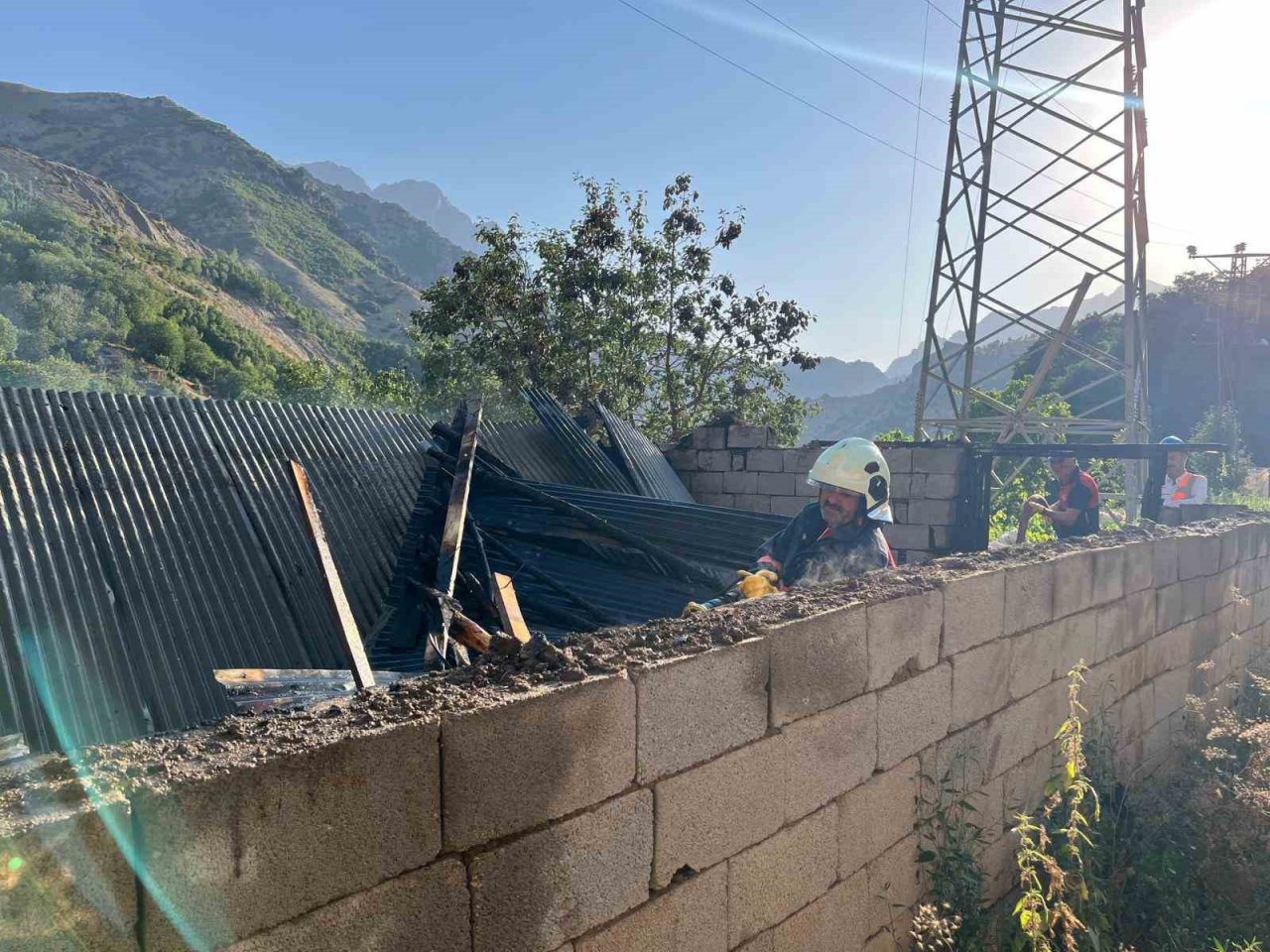 Yüksekova’da ahır yangını