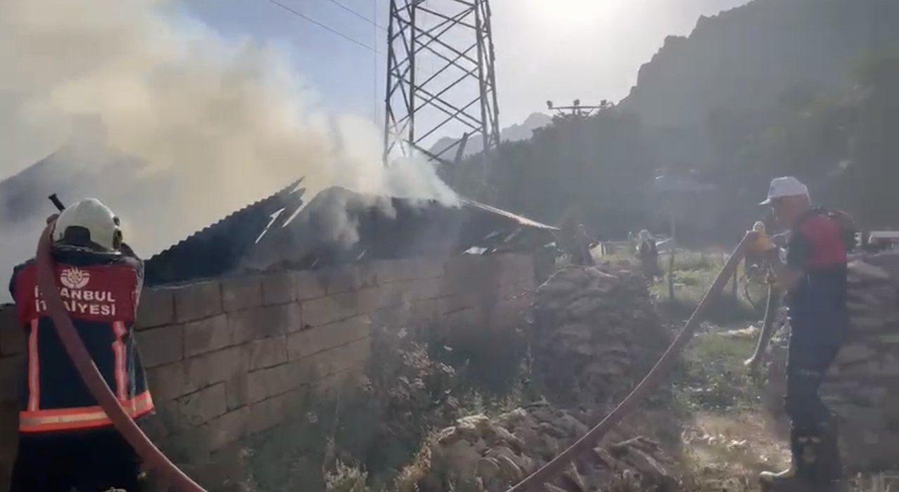 Yüksekova’da ahır yangını