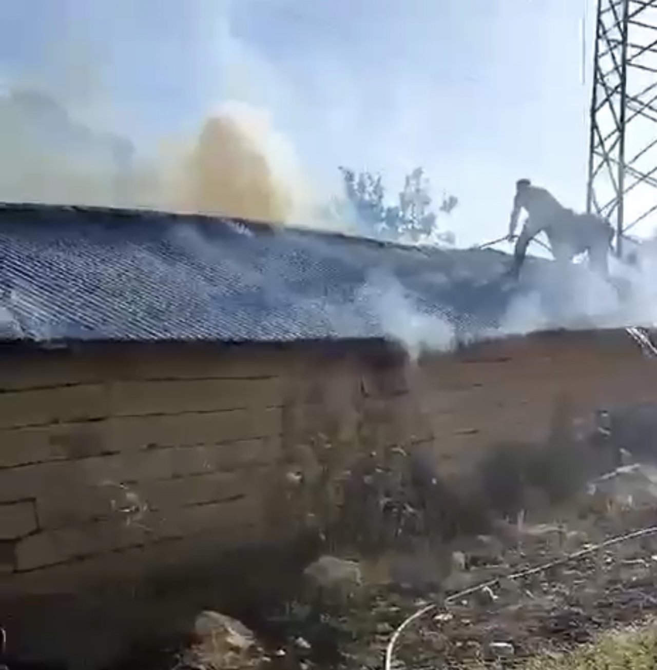Yüksekova’da ahır yangını