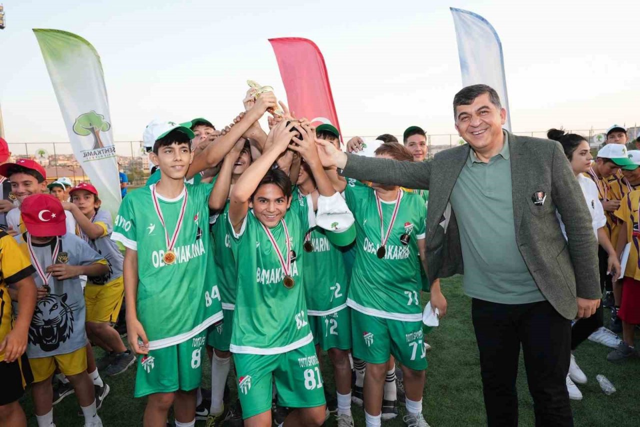 Hayri Özkeçeci, yeşil sahada anıldı