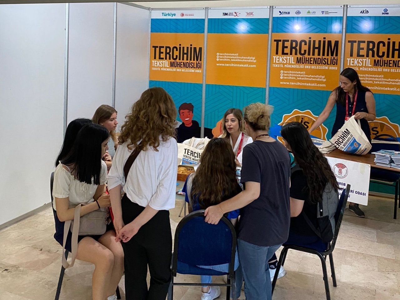 Türk moda endüstrisi gençlerin tekstil mühendisi olması için kesenin ağzını açtı