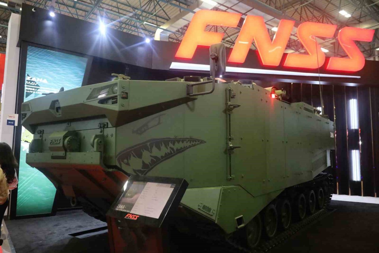 İDEF fuarında sergilenen Zırhlı Amfibi Hücum Aracı ZAHA göz doldurdu