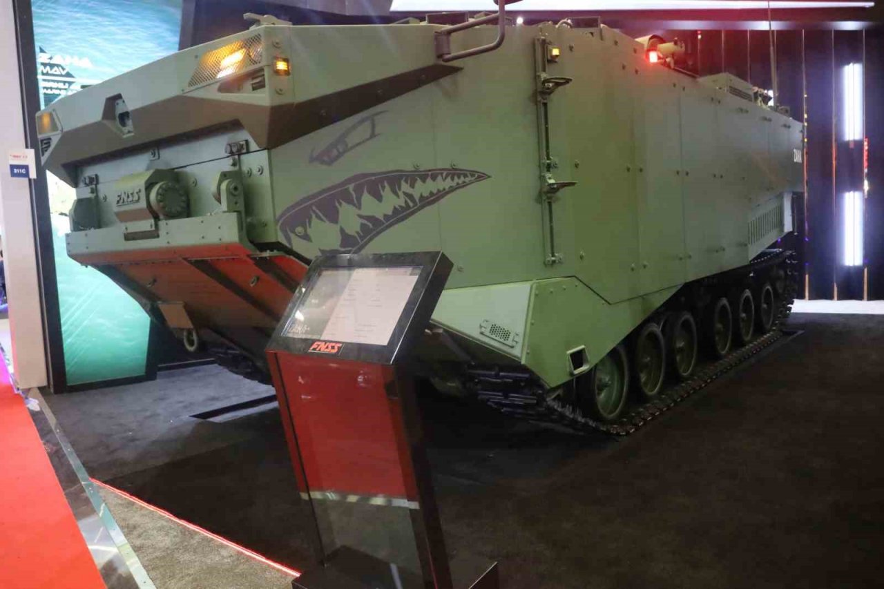 İDEF fuarında sergilenen Zırhlı Amfibi Hücum Aracı ZAHA göz doldurdu