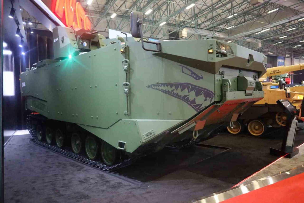 İDEF fuarında sergilenen Zırhlı Amfibi Hücum Aracı ZAHA göz doldurdu